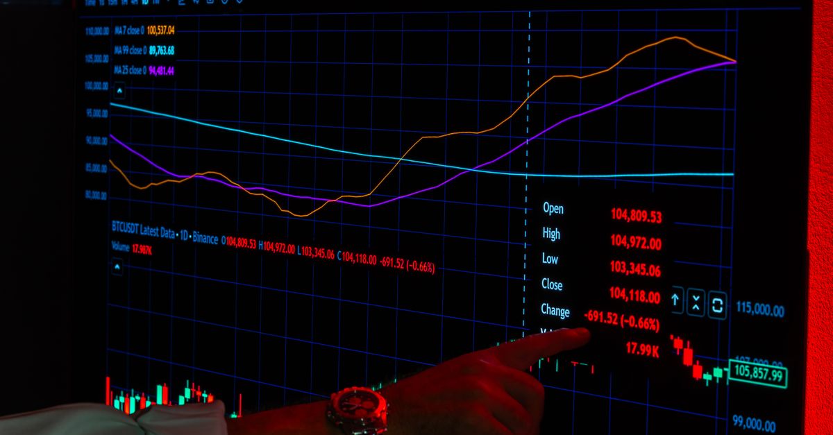 Pantalla de operaciones con indicadores de riesgo y una ventana de aviso resaltada
